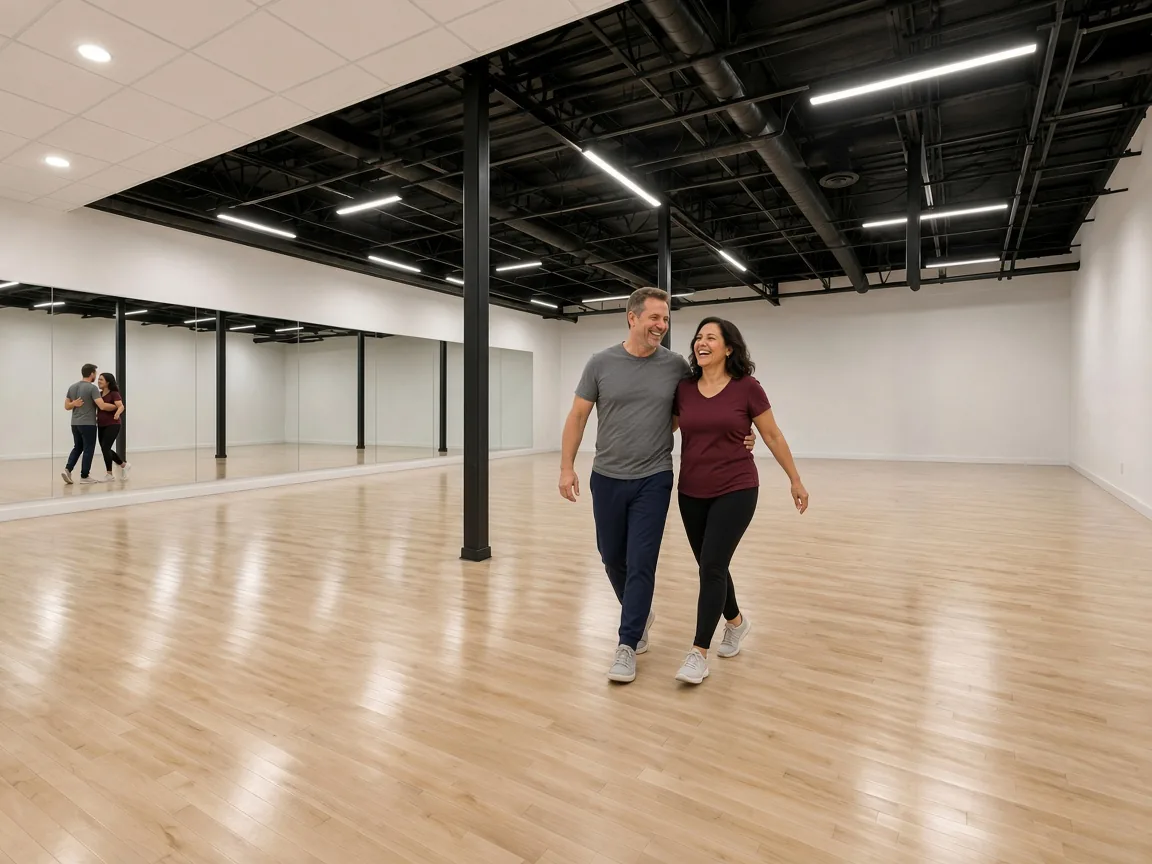 Couple holding a relaxed frame in country dance lessons Alhambra