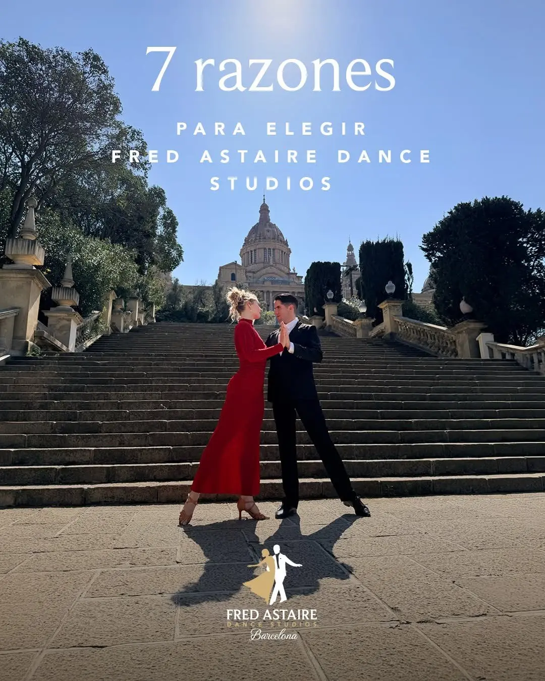 Una hermosa pareja de baile hace gala de su elegancia frente a una catedral y su monumental escalinata; ella luce un largo vestido rojo y él un esmoquin, representando en conjunto los beneficios de bailar.