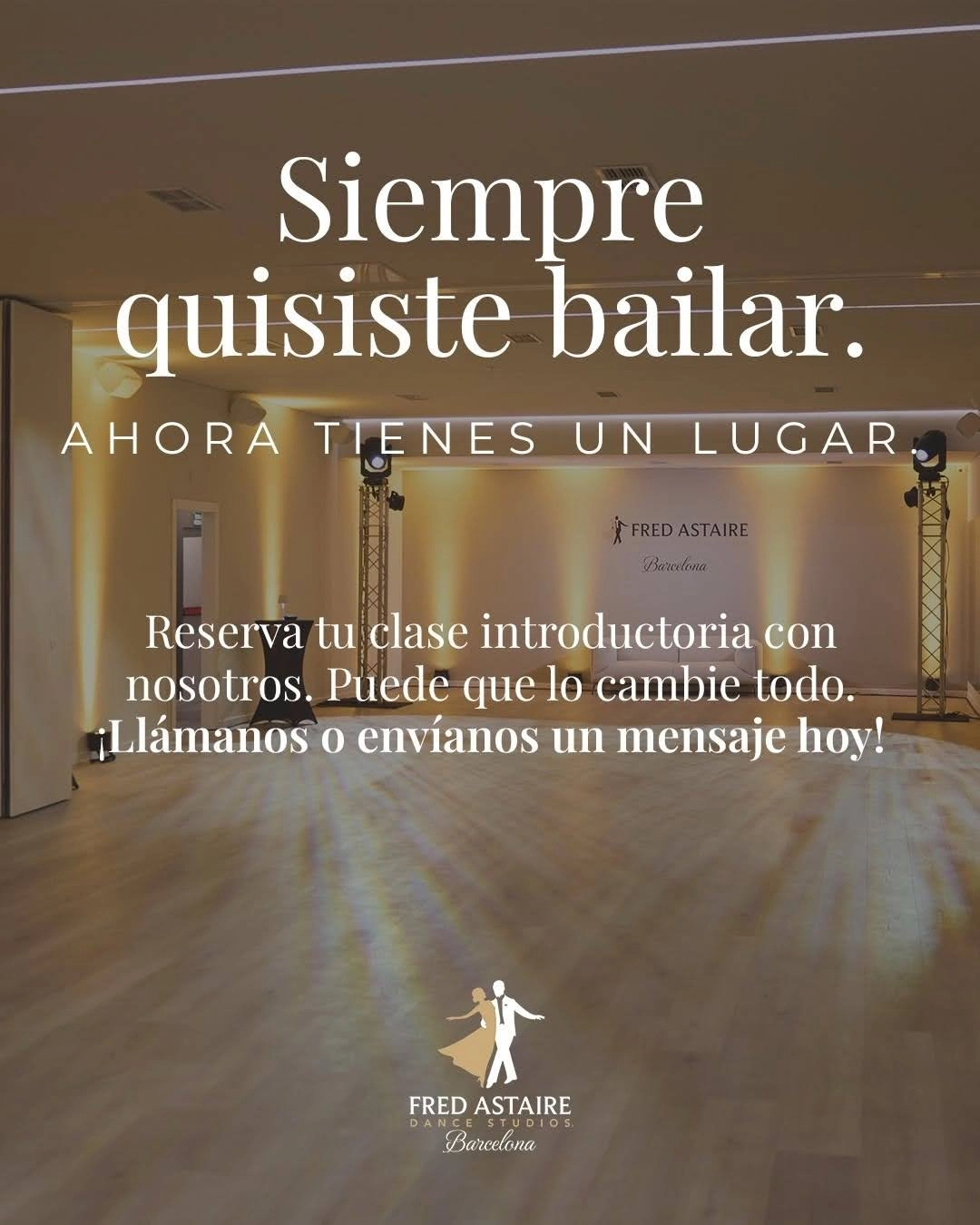 Estudio de baile amplio y moderno con suelo de madera, iluminación cálida y el logotipo de Fred Astaire Dance Studios Barcelona al fondo. Sobre la imagen aparece un mensaje invitando a reservar una clase introductoria, destacando Pro-Am Dancing en Barcelona como una oportunidad para aprender, disfrutar y mejorar tus habilidades de baile.