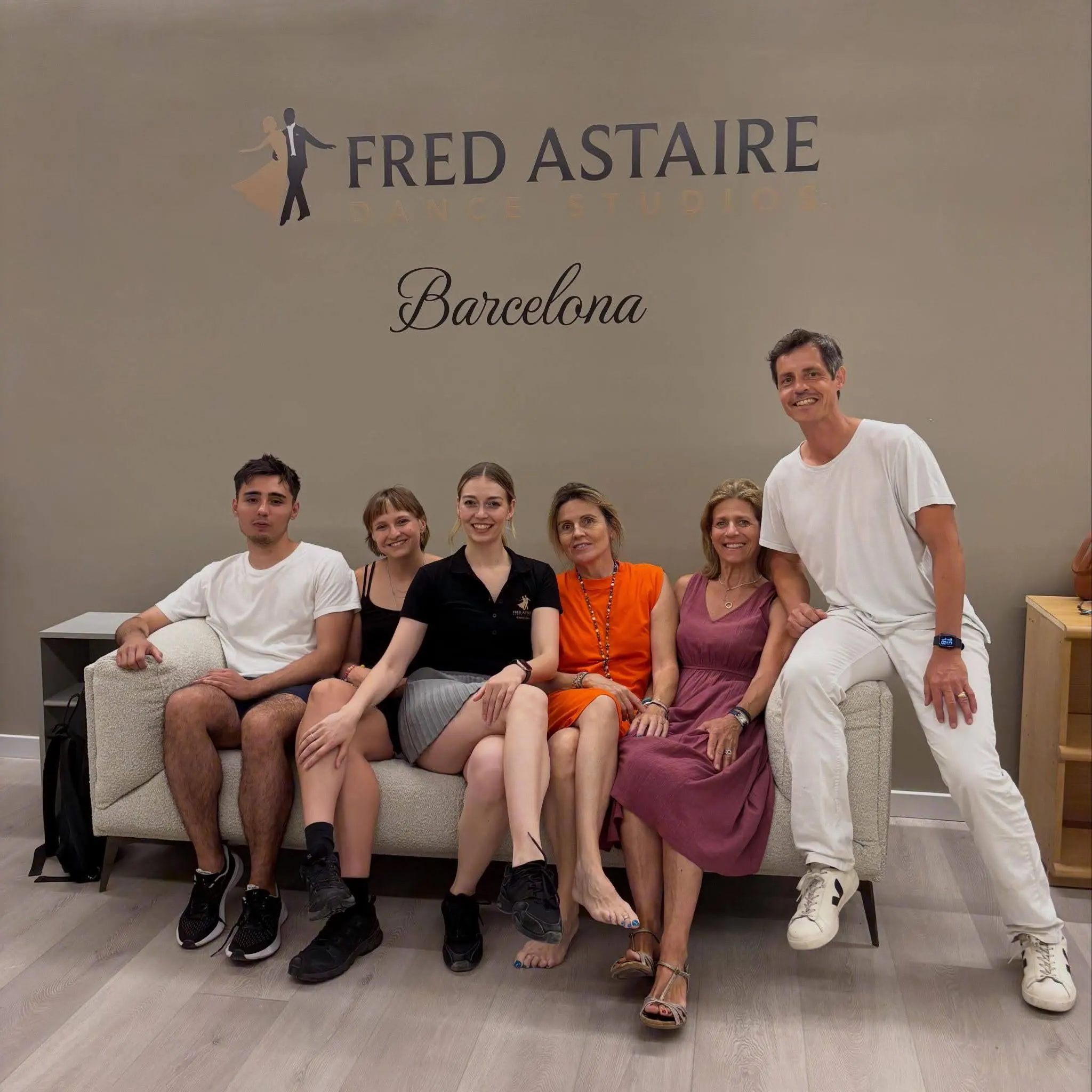 Nuevos alumnos junto a sus instructores de baile en FADS Barcelona, mostrando alegría y felicidad compartidas ante el inicio de su aventura en el baile.