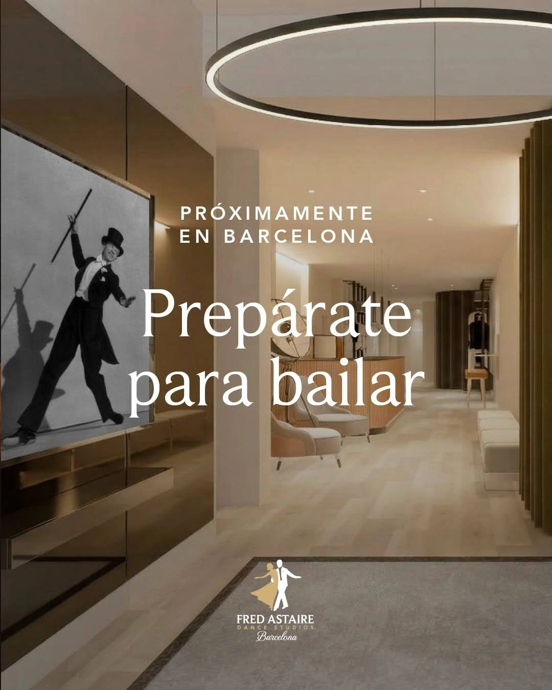 “Espacio elegante de Fred Astaire Dance Studios Barcelona, con una imagen de un bailarín clásico y el texto ‘Prepárate para bailar’; próximamente, clases de West Coast Swing.”