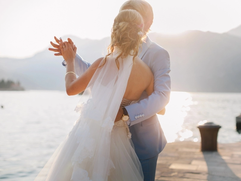 A married couple dancing on the beach. Image highlights the importance of choreograph wedding dance routine.